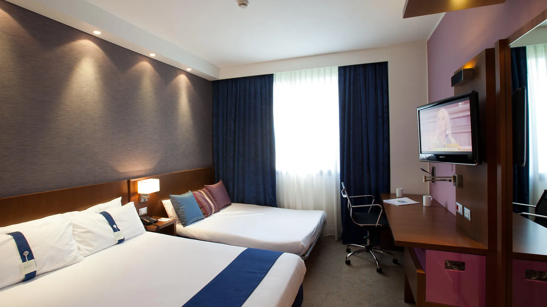 Holiday Inn Express Reggio Emilia By Ihg contacts